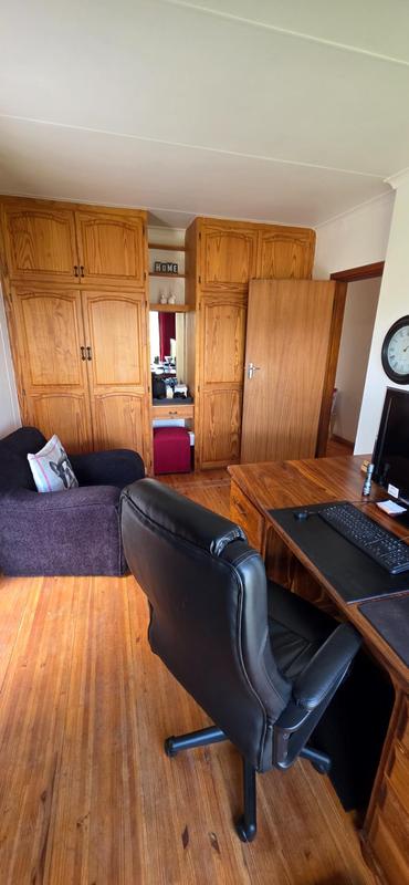 5 Bedroom Property for Sale in Glentana Western Cape